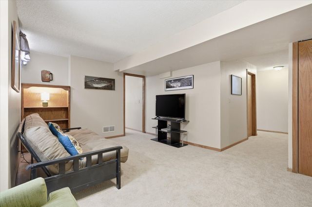 9150 Juneau Drive, Woodbury, MN 55125