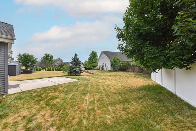 507 Sand DRIVE, West Bend, WI 53095