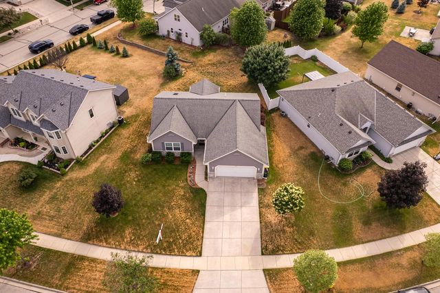 507 Sand DRIVE, West Bend, WI 53095