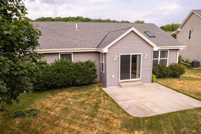 507 Sand DRIVE, West Bend, WI 53095