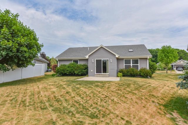 507 Sand DRIVE, West Bend, WI 53095