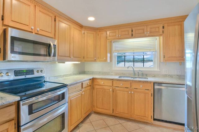 17385 Spencers Cove Rd, Northport, AL 35475