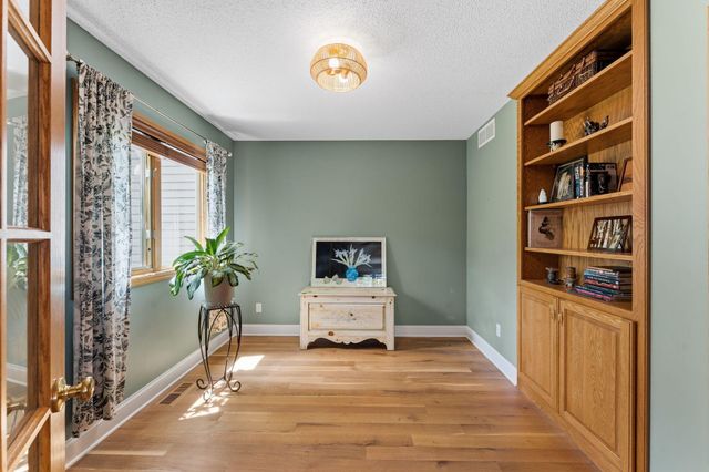 8649 Alisa Lane, Chanhassen, MN 55317