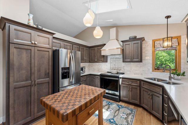 8649 Alisa Lane, Chanhassen, MN 55317