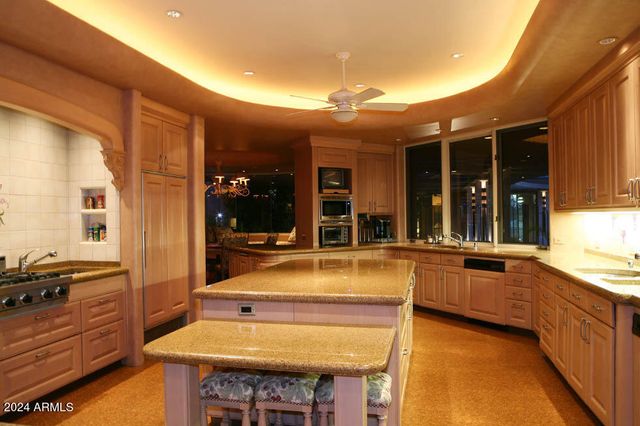 15 Biltmore Estates Drive, Phoenix, AZ 85016