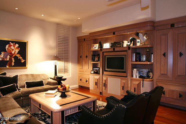 15 Biltmore Estates Drive, Phoenix, AZ 85016