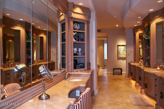 15 Biltmore Estates Drive, Phoenix, AZ 85016