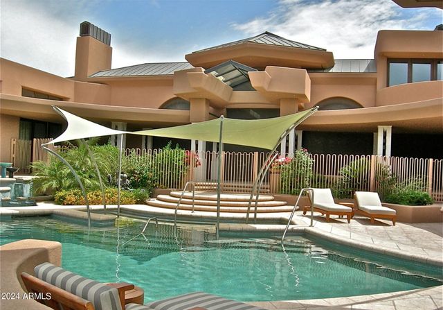 15 Biltmore Estates Drive, Phoenix, AZ 85016