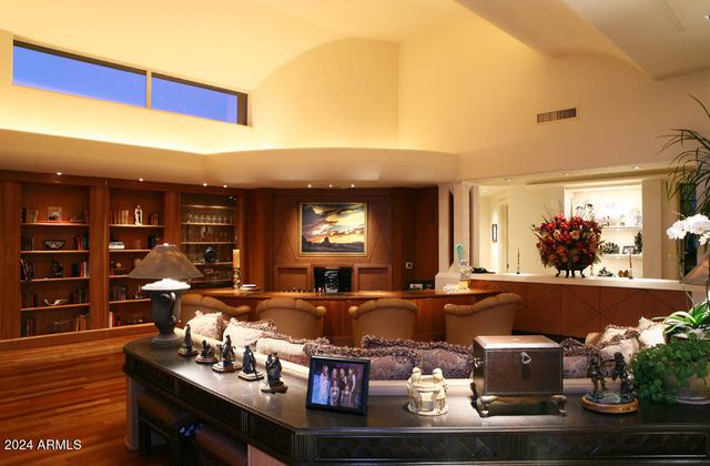 15 Biltmore Estates Drive, Phoenix, AZ 85016