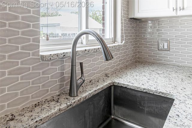 29652 Sherry Avenue, Madison Heights, MI 48071