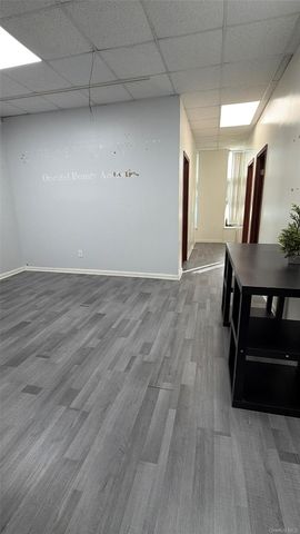 135-11 40th Road 4A, Flushing, NY 11354