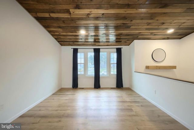 2 DUTTON RD, New Freedom, PA 17349