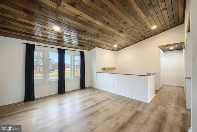 2 DUTTON RD, New Freedom, PA 17349