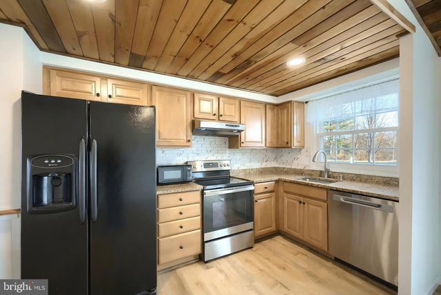 2 DUTTON RD, New Freedom, PA 17349