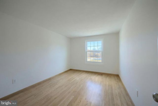 2 DUTTON RD, New Freedom, PA 17349