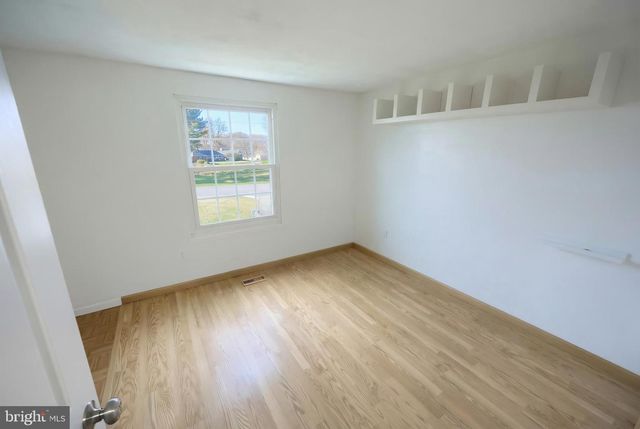 2 DUTTON RD, New Freedom, PA 17349