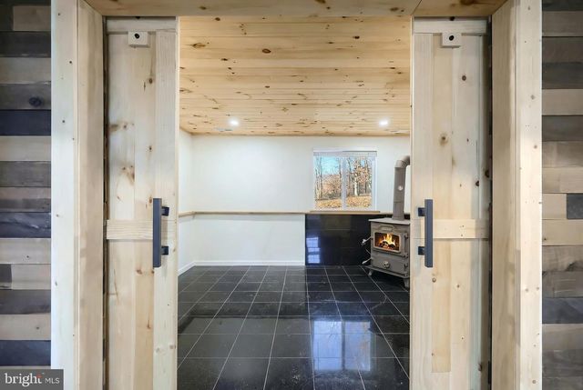 2 DUTTON RD, New Freedom, PA 17349