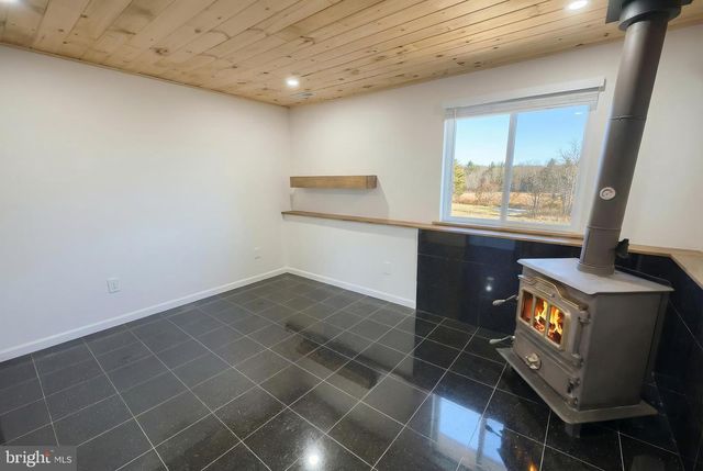 2 DUTTON RD, New Freedom, PA 17349