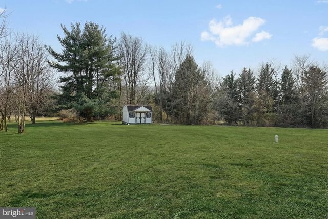 2 DUTTON RD, New Freedom, PA 17349