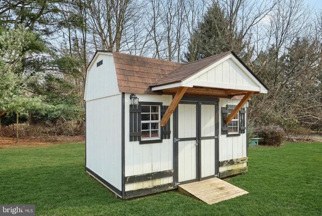 2 DUTTON RD, New Freedom, PA 17349