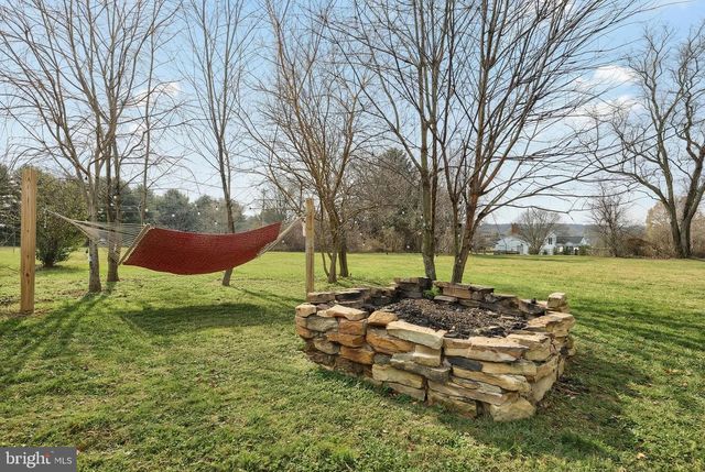 2 DUTTON RD, New Freedom, PA 17349