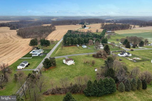 2 DUTTON RD, New Freedom, PA 17349