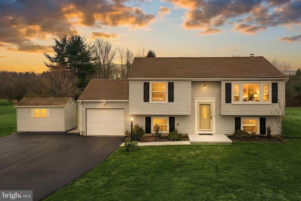 2 DUTTON RD, New Freedom, PA 17349