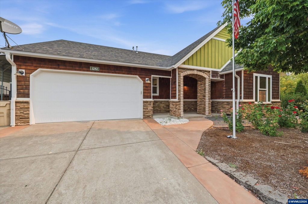 Image 1 of property listing at 1282 SE Academy St, Dallas, OR 97338