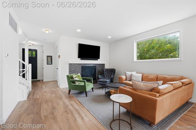 8431 Kenberton Drive, Oak Park, MI 48237