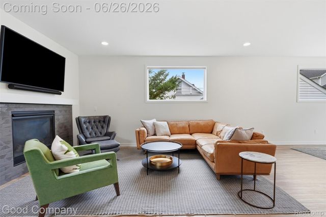 8431 Kenberton Drive, Oak Park, MI 48237