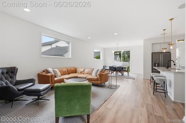 8431 Kenberton Drive, Oak Park, MI 48237