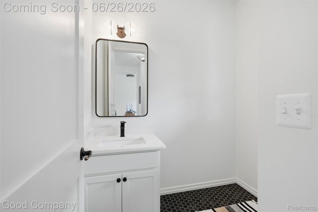 8431 Kenberton Drive, Oak Park, MI 48237