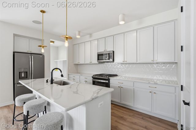 8431 Kenberton Drive, Oak Park, MI 48237