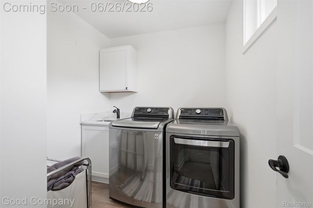 8431 Kenberton Drive, Oak Park, MI 48237
