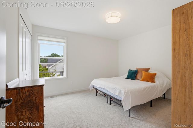 8431 Kenberton Drive, Oak Park, MI 48237