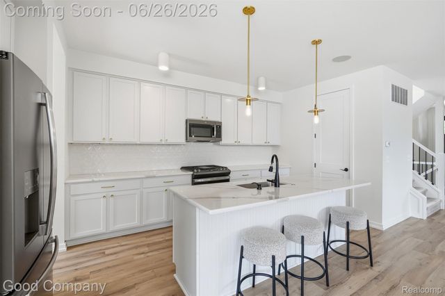 8431 Kenberton Drive, Oak Park, MI 48237