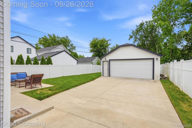 8431 Kenberton Drive, Oak Park, MI 48237