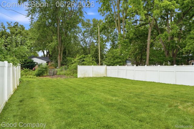 8431 Kenberton Drive, Oak Park, MI 48237