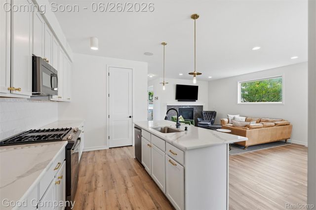 8431 Kenberton Drive, Oak Park, MI 48237