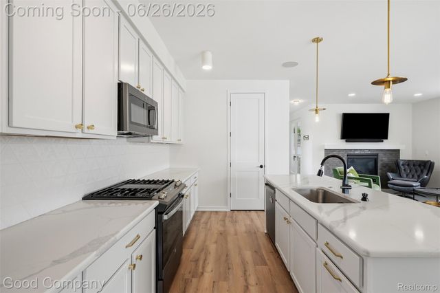 8431 Kenberton Drive, Oak Park, MI 48237