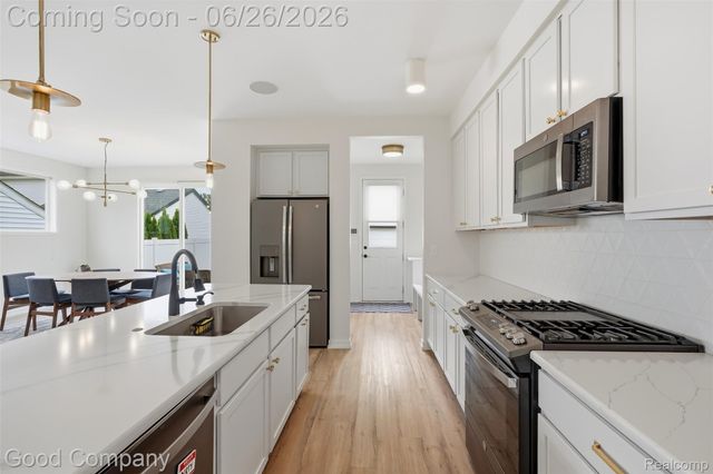 8431 Kenberton Drive, Oak Park, MI 48237