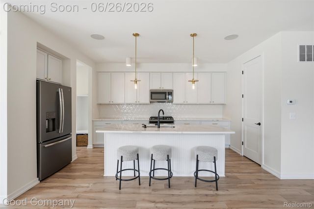 8431 Kenberton Drive, Oak Park, MI 48237