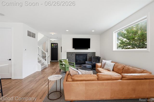 8431 Kenberton Drive, Oak Park, MI 48237