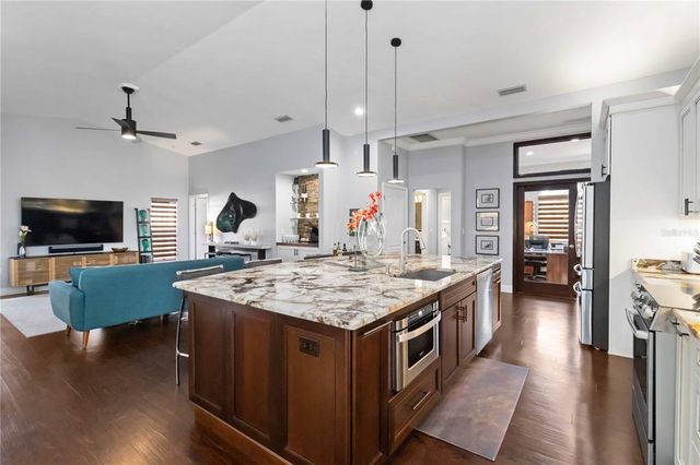 7324 LINKS COURT, Sarasota, FL 34243