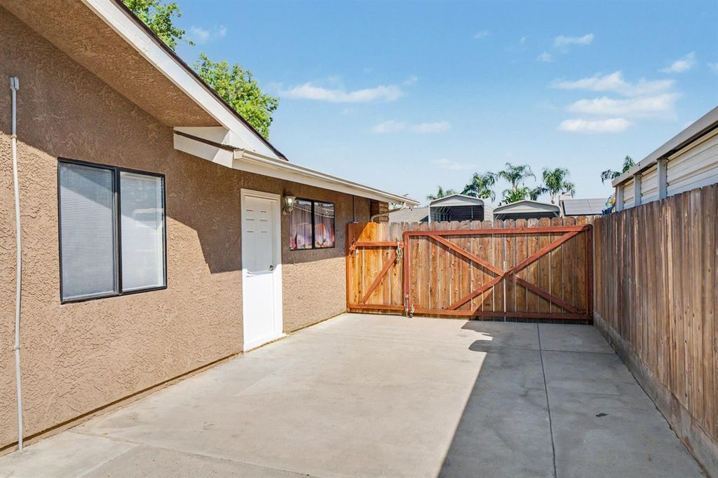 Image 50 of property listing at 2140 Ellery Avenue, Clovis, CA 93611