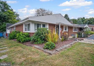 205 OAK KNOLL RD, New Cumberland, PA 17070