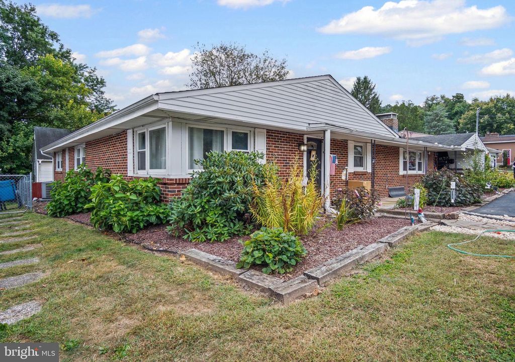 205 OAK KNOLL RD, New Cumberland, PA 17070