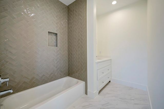 955 W 42nd Street, Houston, TX 77018