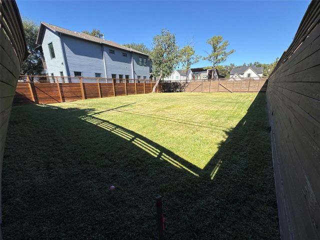 955 W 42nd Street, Houston, TX 77018