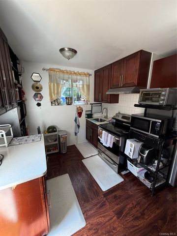33 Washington Avenue, Deer Park, NY 11729